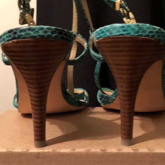 TAHARI | SNAKESKIN SANDALS - Picture 4 of 6